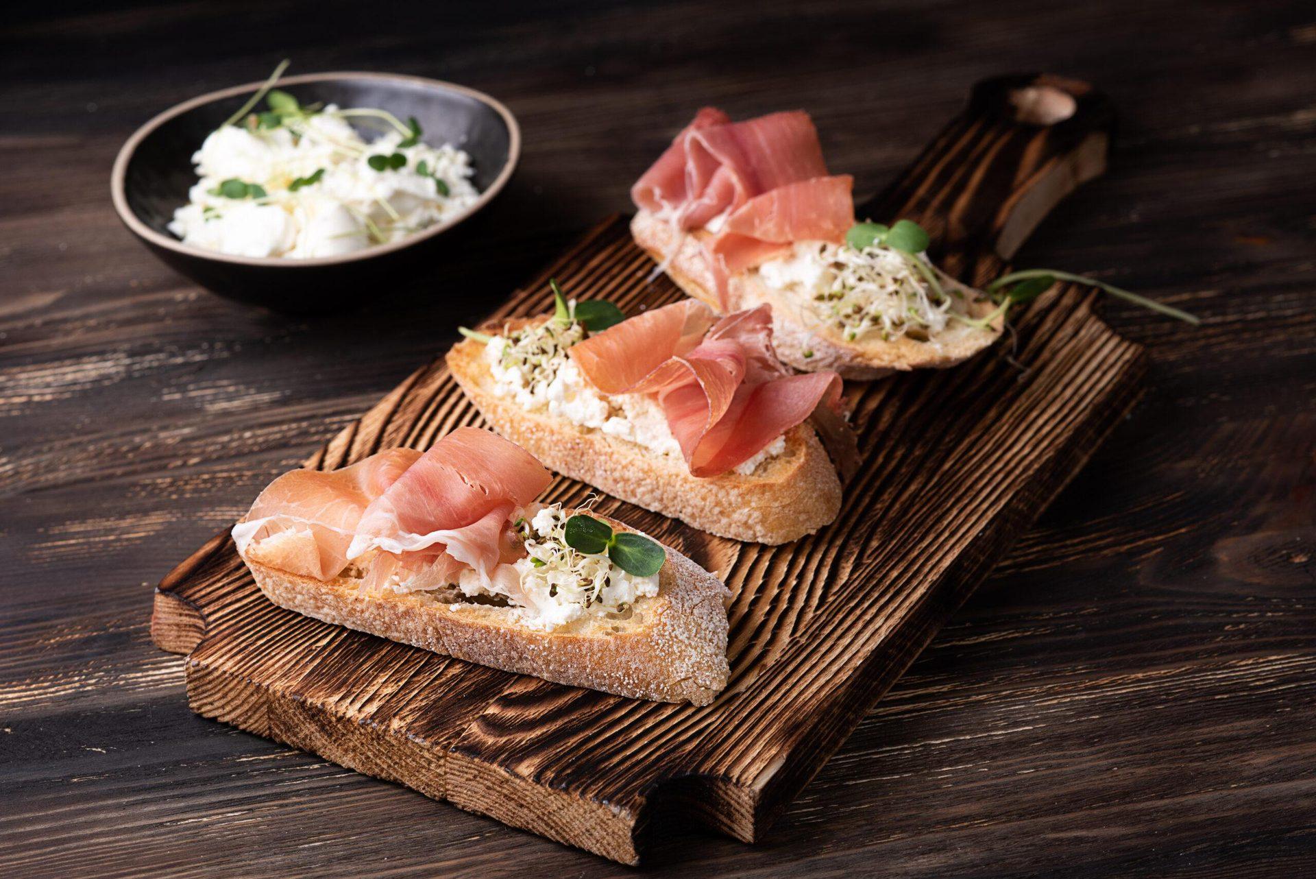 Bruschetta auf geröstetem Baguette