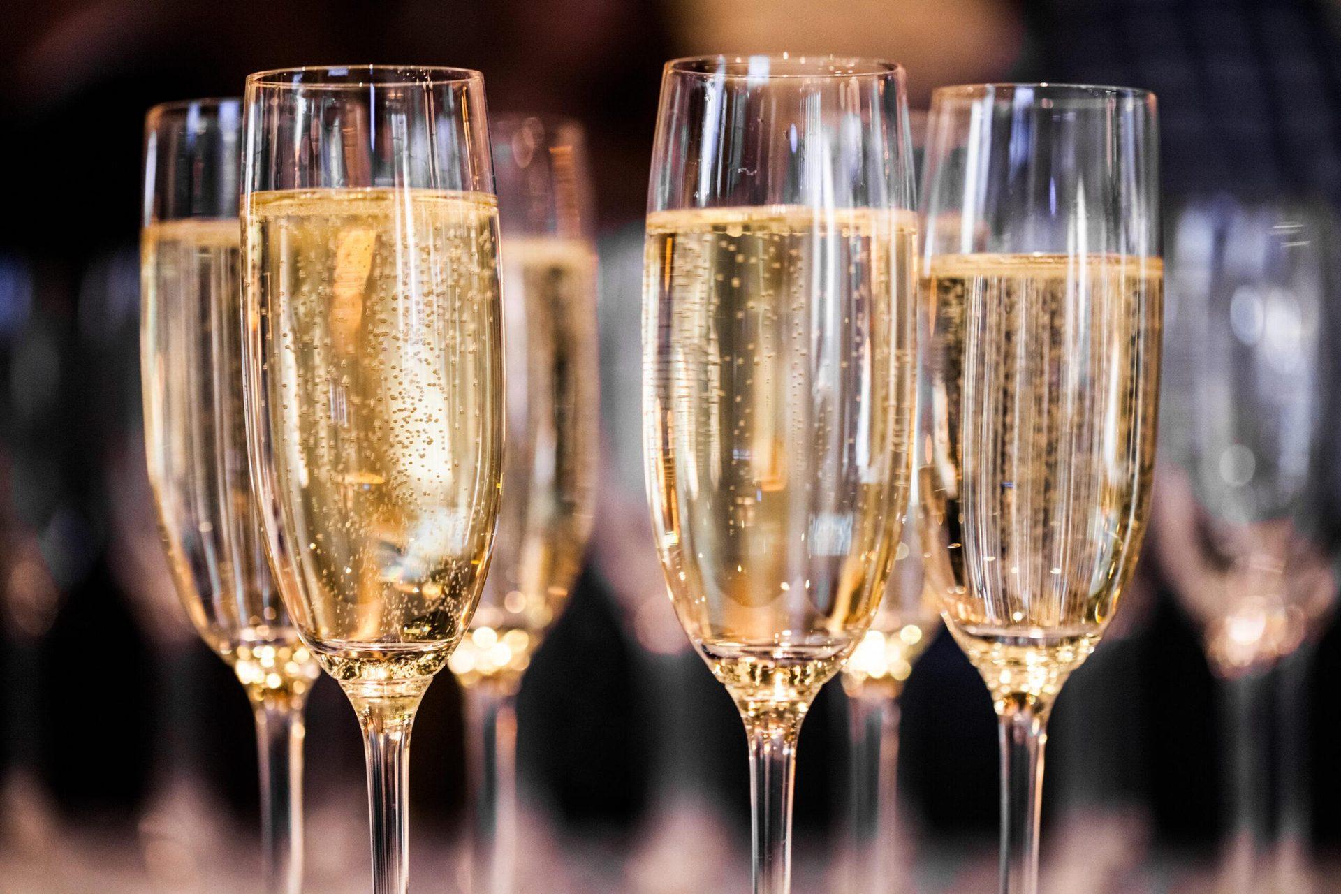 Frisch eingeschenkte Champagner-Gläser
