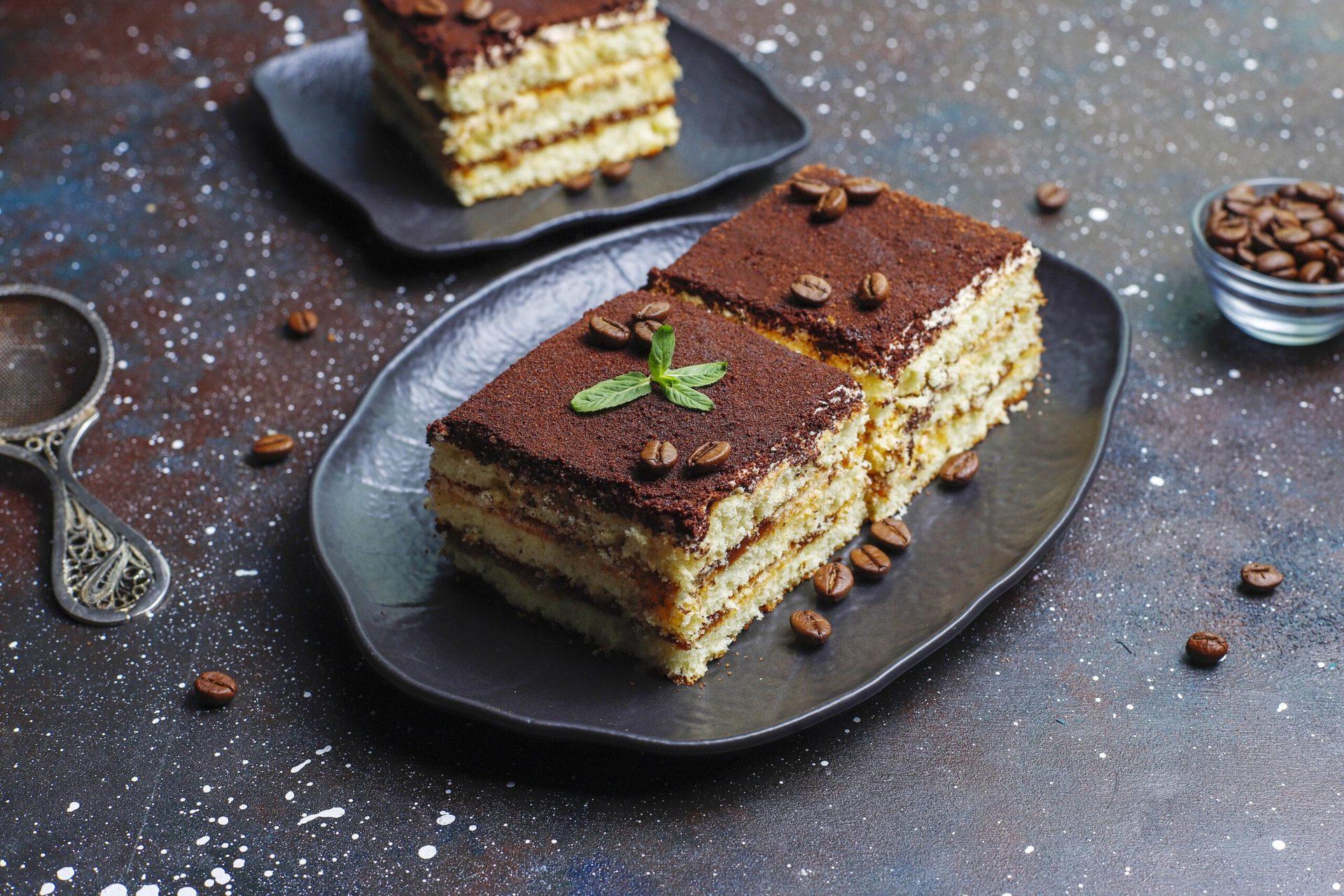 Tiramisu mit Kaffeebohnen garniert