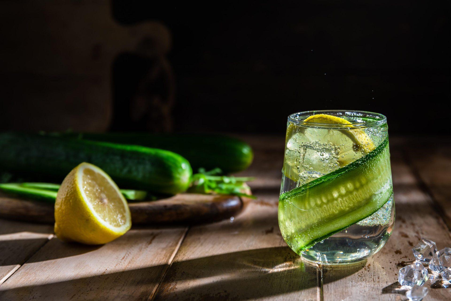 Erfrischendes Glas Wasser mit Gurke